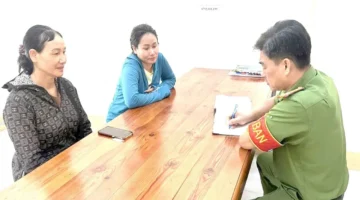 170 مليون دونغ فيتنامي.. امرأة تُرجع المبلغ المُرسل إليها بالخطأ